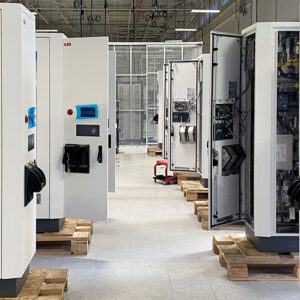 Bornes de recharge électriques dans une usine, photographie illustrative