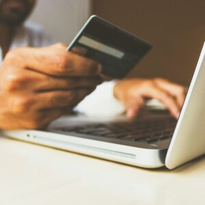 Paiement en ligne sur un ordinateur, illustration du commerce électronique et de ses obligations fiscales en Algérie