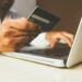 Paiement en ligne sur un ordinateur, illustration du commerce électronique et de ses obligations fiscales en Algérie