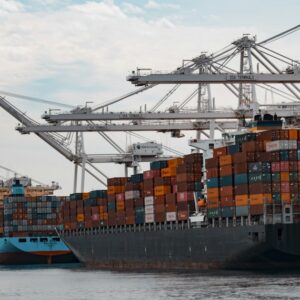 Conteneurs maritimes sur un navire, illustration des échanges commerciaux internationaux
