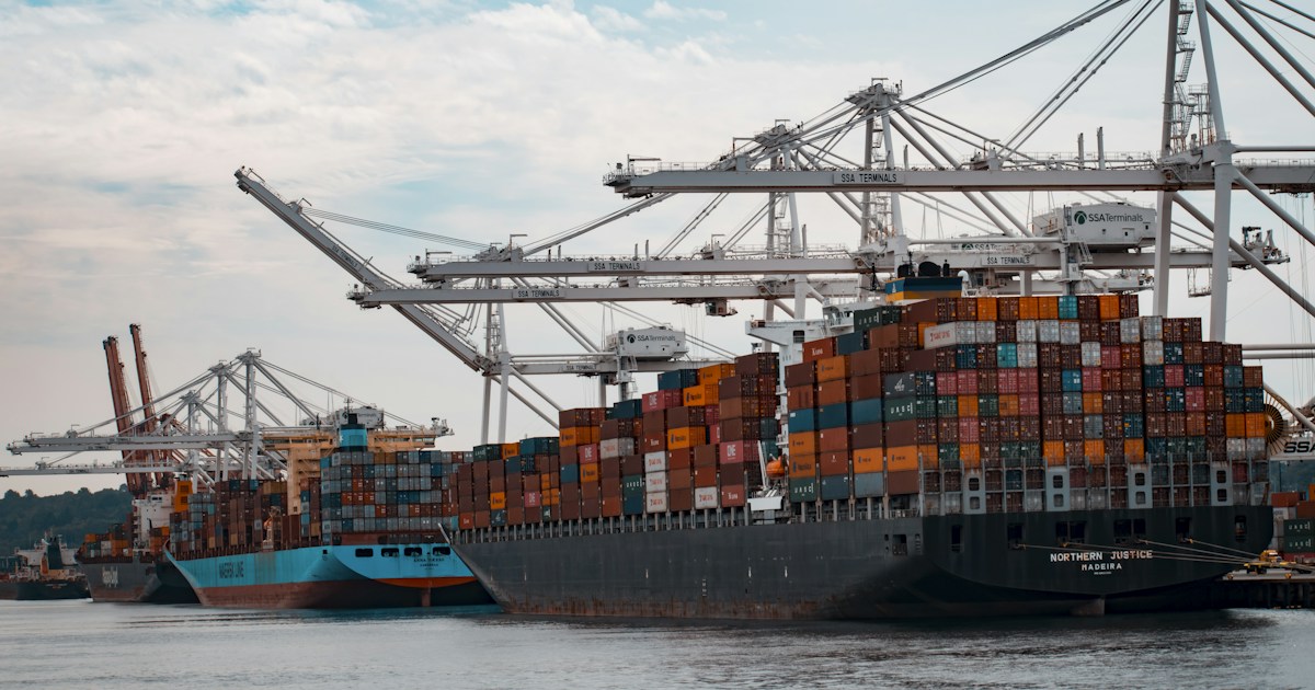 Conteneurs maritimes illustrant les opérations de commerce extérieur