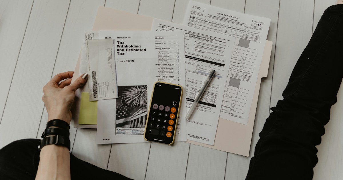 Documents financiers et calculatrice sur un bureau