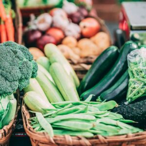 Etals de fruits et légumes illustrant la chaîne de distribution alimentaire