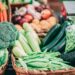 Etals de fruits et légumes illustrant la chaîne de distribution alimentaire