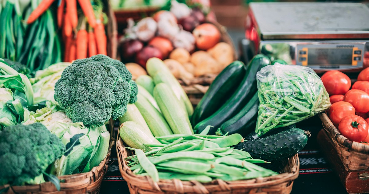 Etals de fruits et légumes illustrant la chaîne de distribution alimentaire