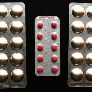 Plaquettes de comprimés pharmaceutiques, illustration de la politique des médicaments essentiels