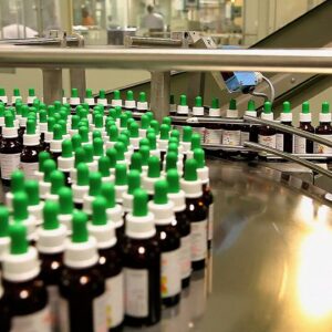 Ligne de fabrication pharmaceutique, photographie illustrative sans lien avec Pharma Invest ou YRPG