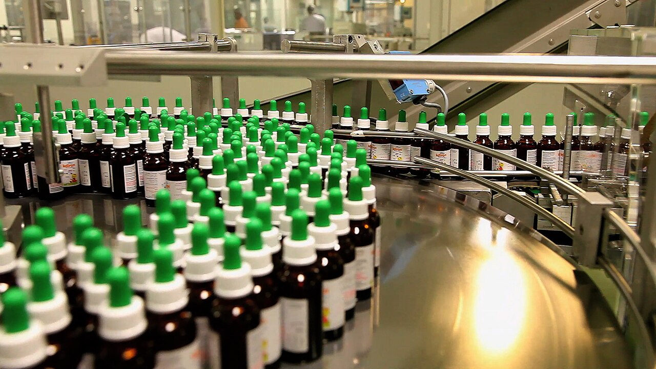 Ligne de production pharmaceutique, photographie illustrative