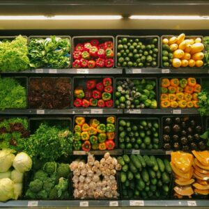 Rayons de produits alimentaires dans un commerce, photographie illustrative