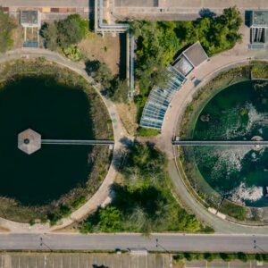 Vue aérienne d'une installation industrielle de traitement de l'eau, photographie d'illustration