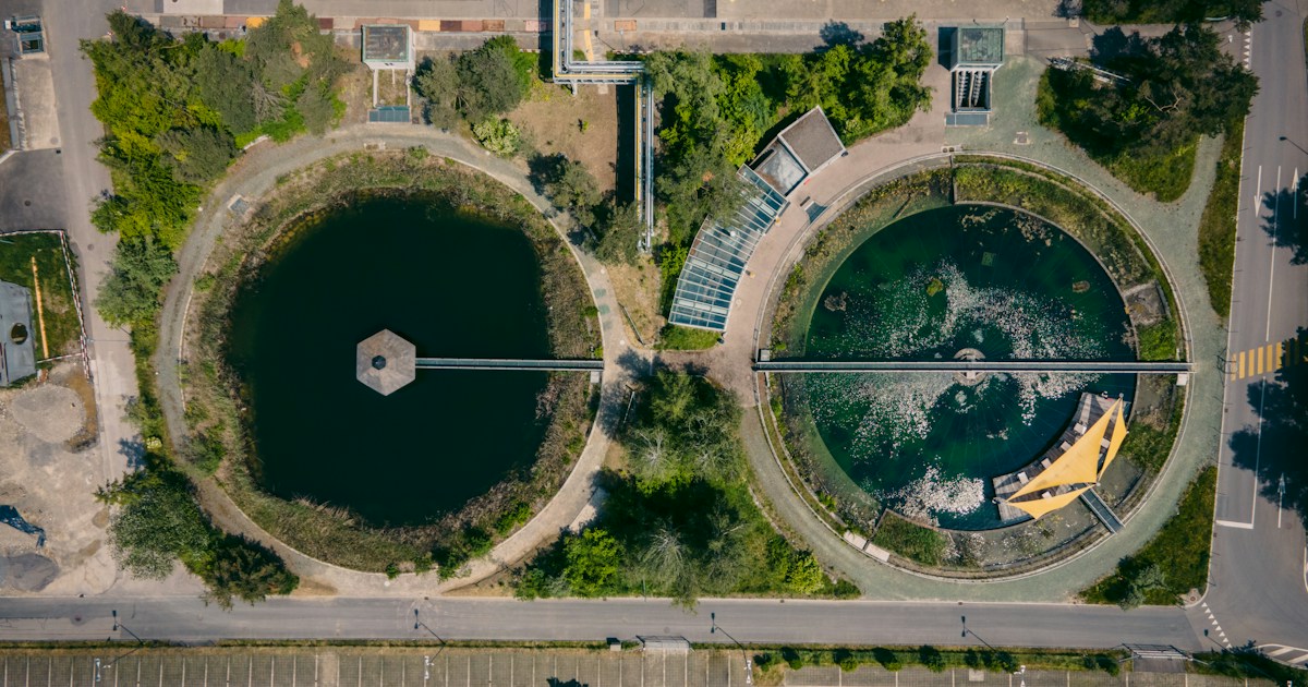 Vue aérienne d'une installation industrielle de traitement de l'eau, photographie d'illustration