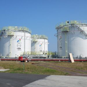 Installations industrielles de stockage illustrant la chaîne du GPL