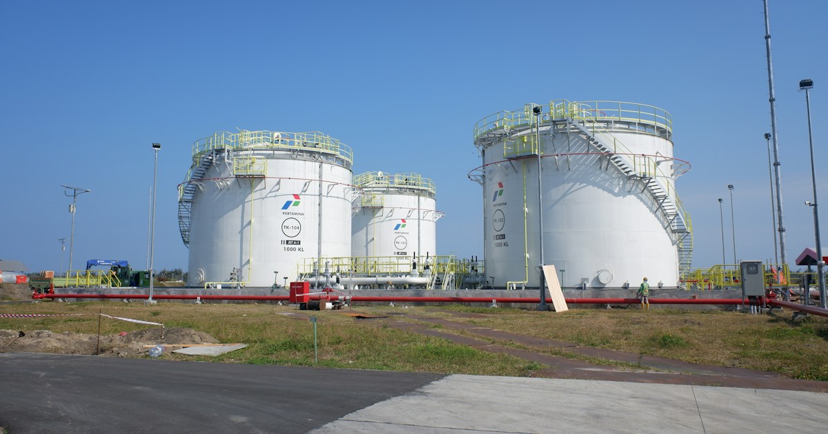 Installations industrielles de stockage illustrant la chaîne du GPL