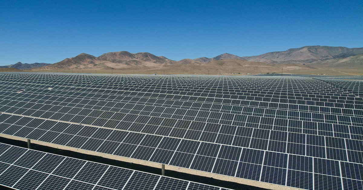 Parc photovoltaïque en milieu désertique, photo d'illustration non prise à El Oued