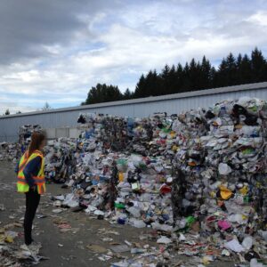 Balles de déchets plastiques compactés dans une installation de recyclage