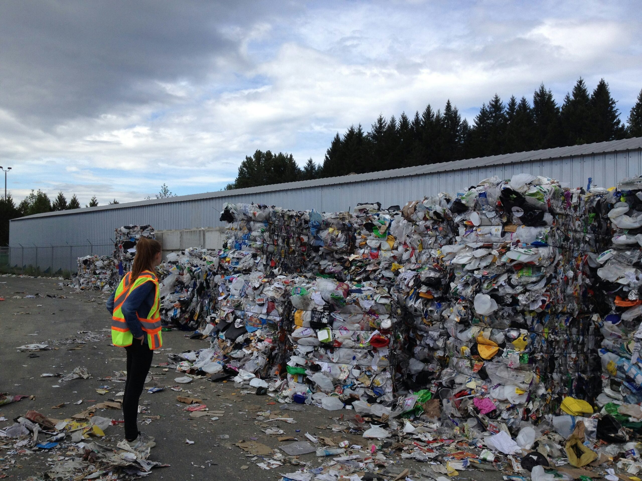 Balles de déchets plastiques compactés dans une installation de recyclage