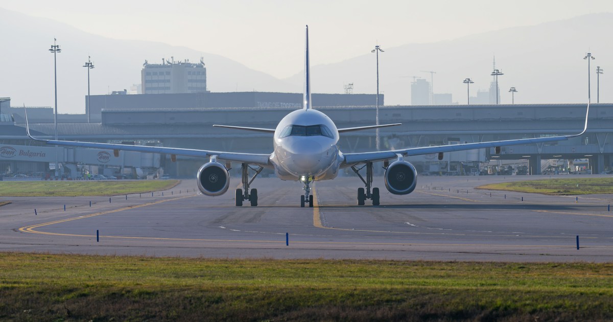 Avion de ligne sur une piste aéroportuaire, illustration des nouvelles dessertes internationales